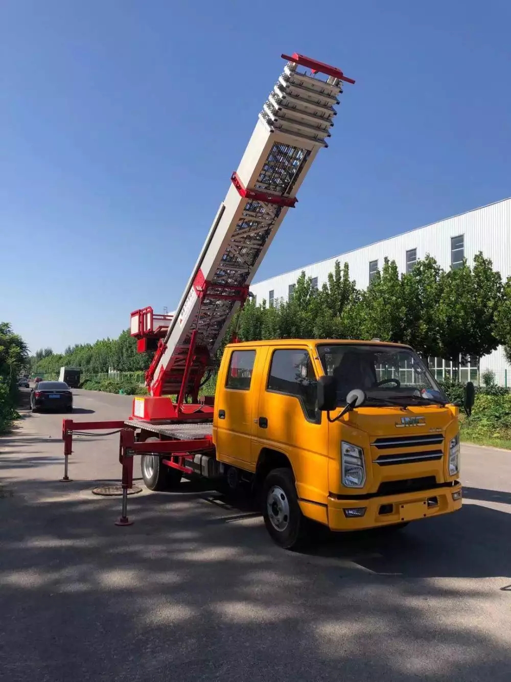 红花岗附近的云梯车出租服务：轻松解决高空作业需求